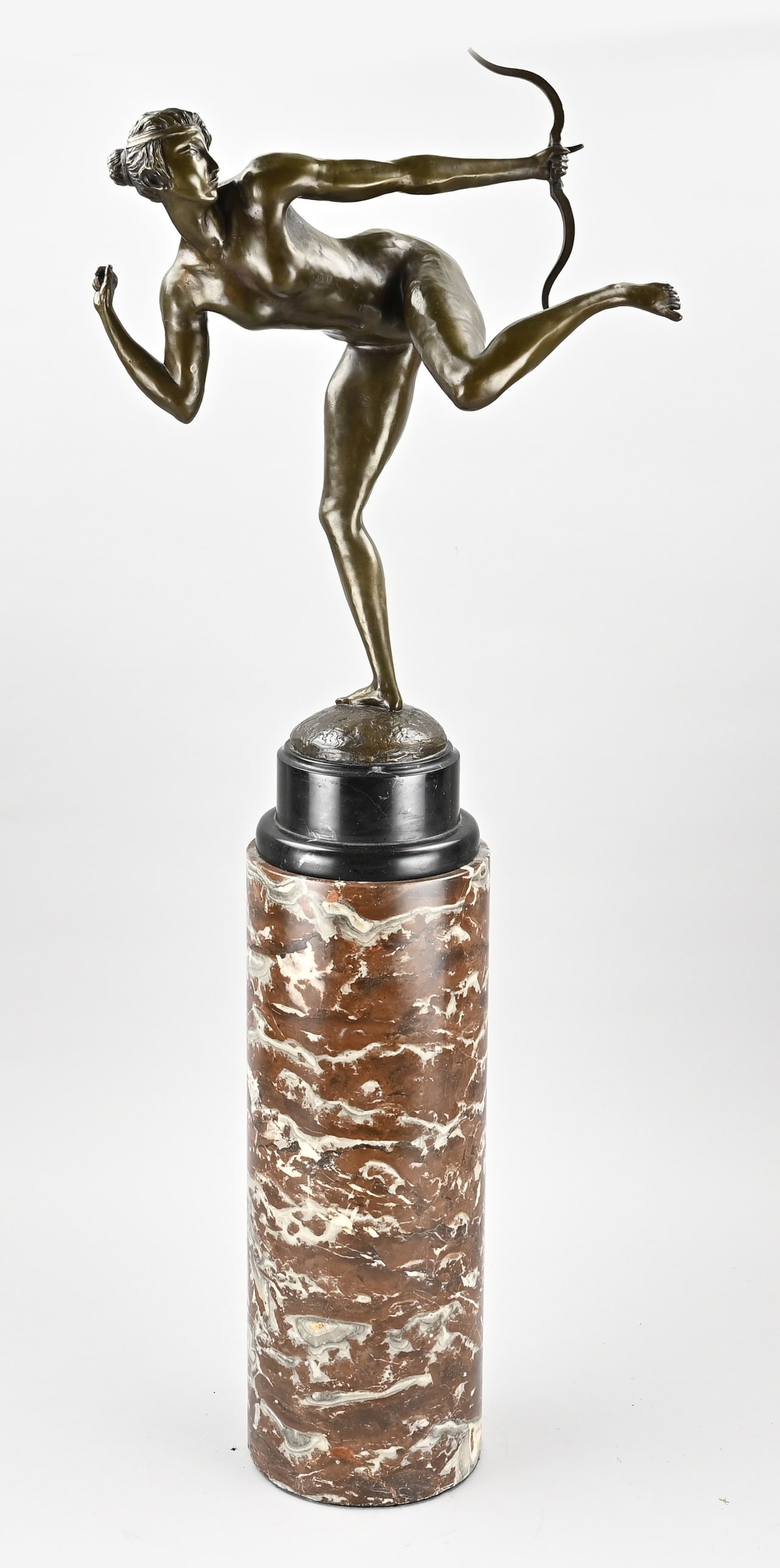 Large bronze statue, Erotic archer, H 91 cm.: Signed, large bronze statue on marble base. Erotic female archer. 20th century. Dimensions: H 91 cm. In good condition.