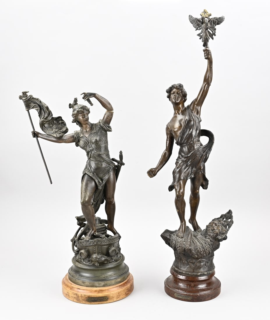 Two images, Samac: Two large antique French Samac figures of metal. Circa 1900. 1x La Guerri, slight damage. 1x La defence du drapeau, restored. Dimensions: H 54 - 73 cm. In reasonable condition.