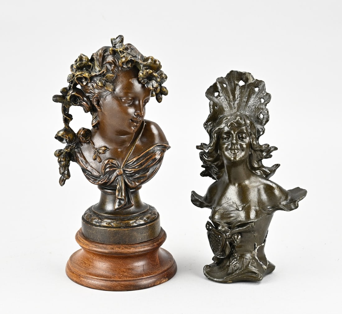 Two Samac busts, 1900: Two antique French Samac busts. 1x Girl with flowers, good. 1x After Villanis, damaged. Size: H 22 - 24 cm. In reasonable/good condition.