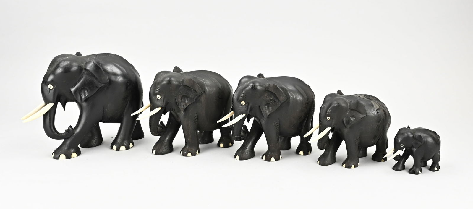5x Wooden elephant statue: Five heavy, hardwood carved elephants with bone. Second half 20th century. Size: 8 - 16 cm. In good condition.