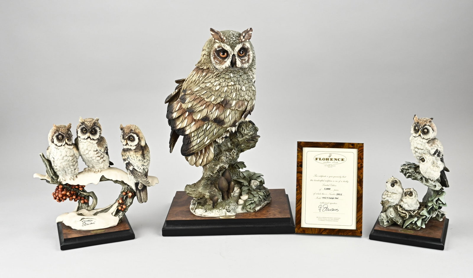 3x Naples figure, Guiseppe Armani: Three Italian Naples figures. Owls. By Guiseppe Armani. Second half 20th century. Size: 24 - 41 cm. In good condition.