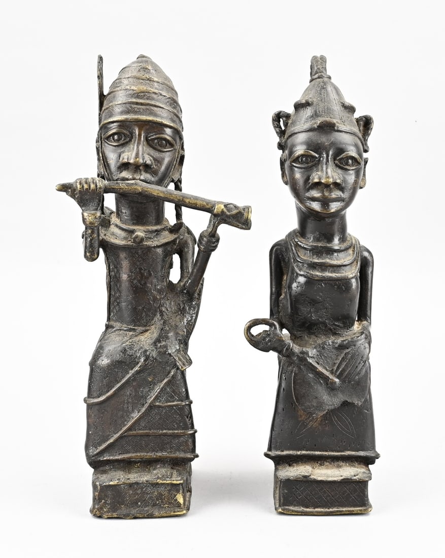 2x African bronze figure, H 34 - 35 cm.: Two old African bronze figures in Benin style. 20th century. Dimensions: H 34 - 35 cm. In good condition.
