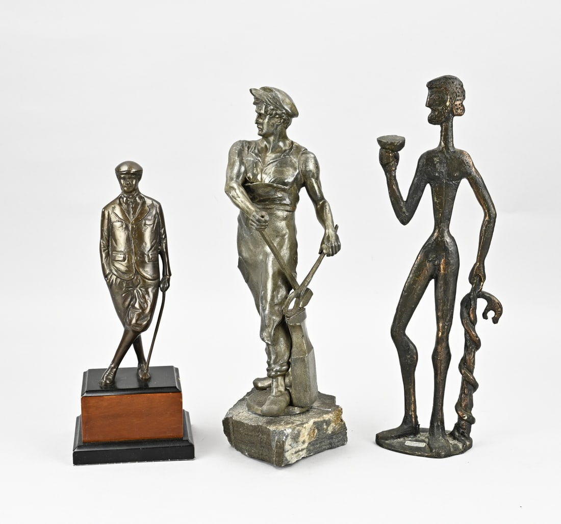 Three old metal statues: Three old metal figures. 20th century. 1x Golfer, metal. 1x Blacksmith, circa 1920, metal. 1x Modern bronze figure. Dimensions: H 24 - 30 cm. In good condition.