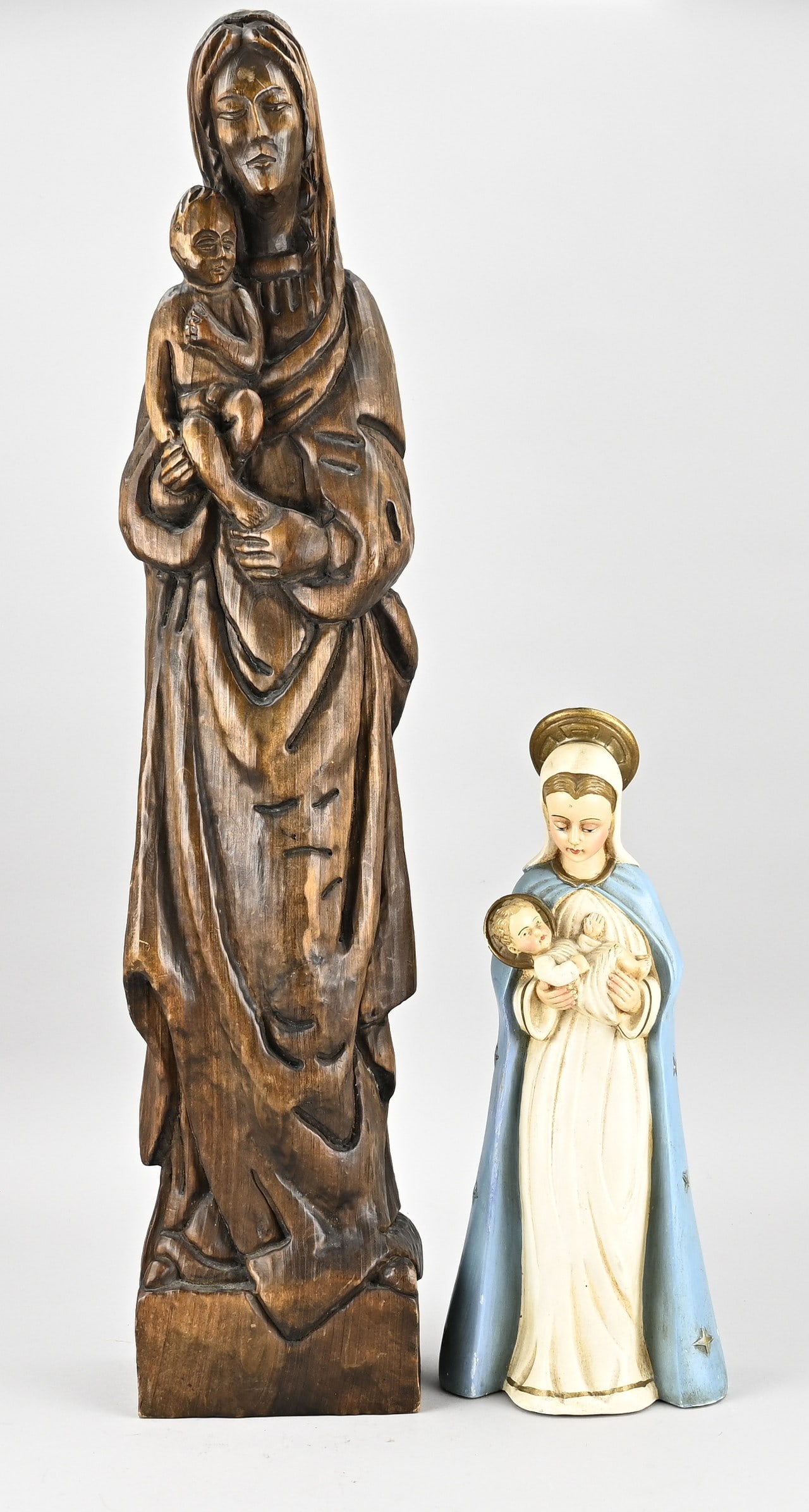 2x Devotia figure: 2x Devotia figure. 20th century. 1x Woodcarved Maria. 1x Plaster Maria. Size: 37 - 70 cm. In good condition.