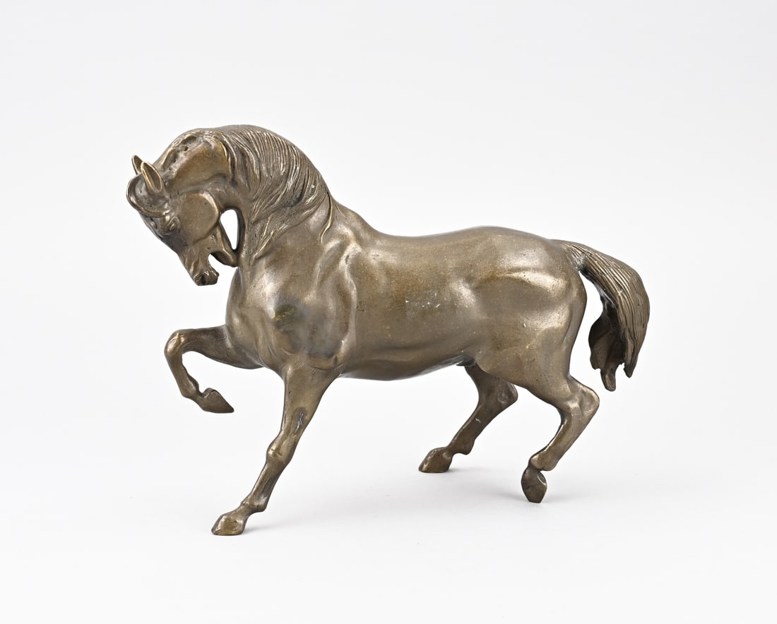 Bronze horse: Bronze horse. 20th century. Dimensions: 21 x 25 x 7 cm. In good condition.