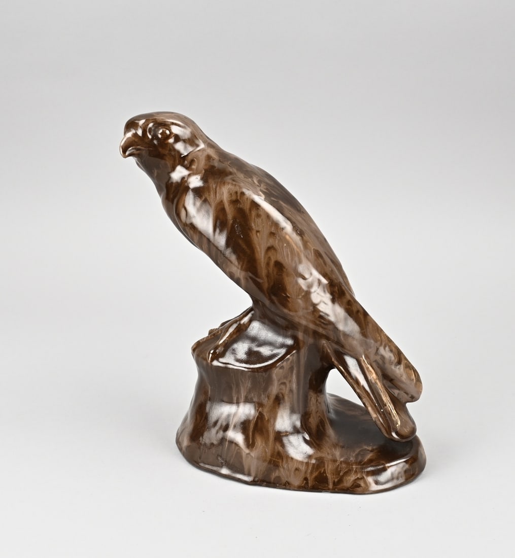 Ceramic falcon, H 27 cm.: Ceramic falcon with brown gradient glaze, from the 1930s. One chip on the bottom. Dimensions: H 27 cm. In good condition.