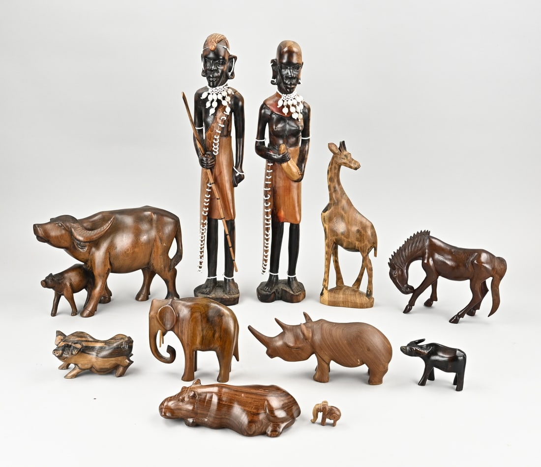 Lot of wooden sculptures (11x): Lot with eleven woodcarved figures. Africa, Asia. 20th century. Size: 12 - 47 cm. In good condition.