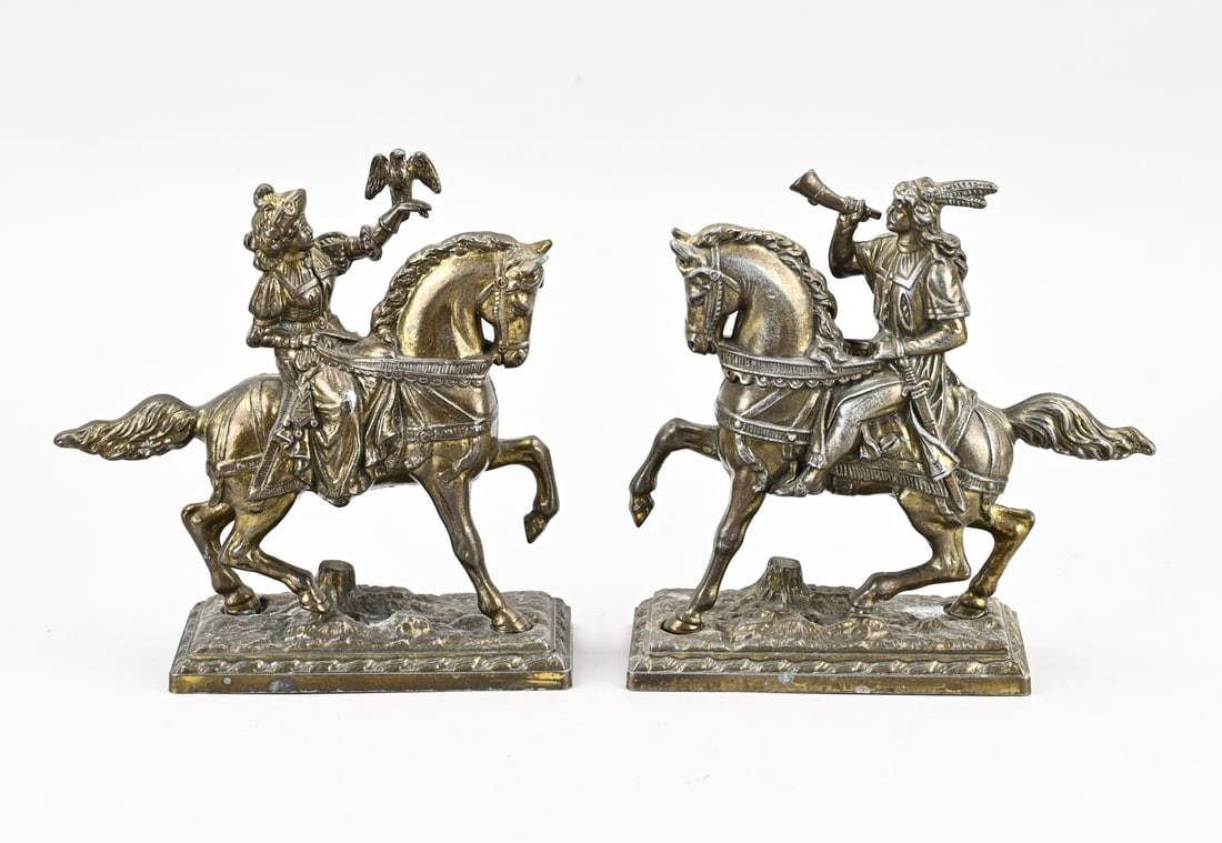 2 Images, Riders: Two bronze-colored statues of composition metal. 1x Rider with falcon. 1x Rider with hunting horn. 20th century. Size: 19 cm. In good condition.