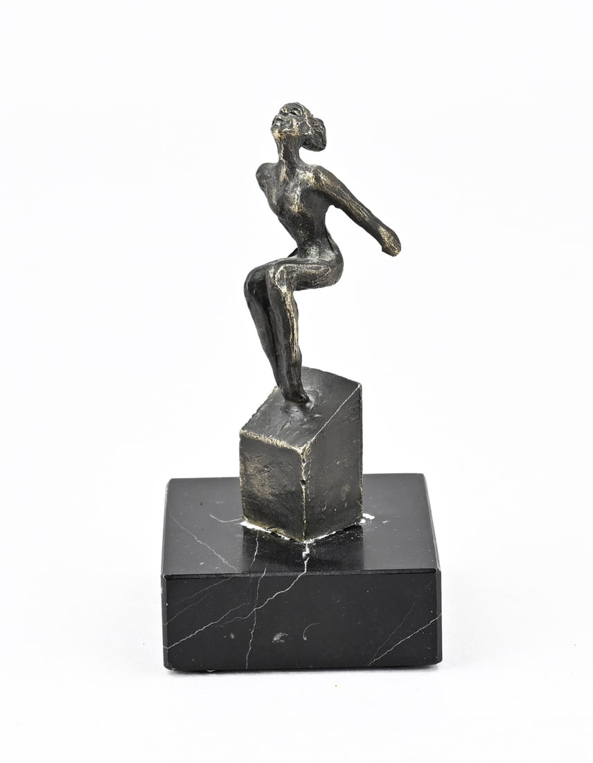 Small bronze figure, Lady: Modern, small bronze nude lady, with monogram CAN. Second half 20th century. Dimensions: H 8.5 cm. In good condition.