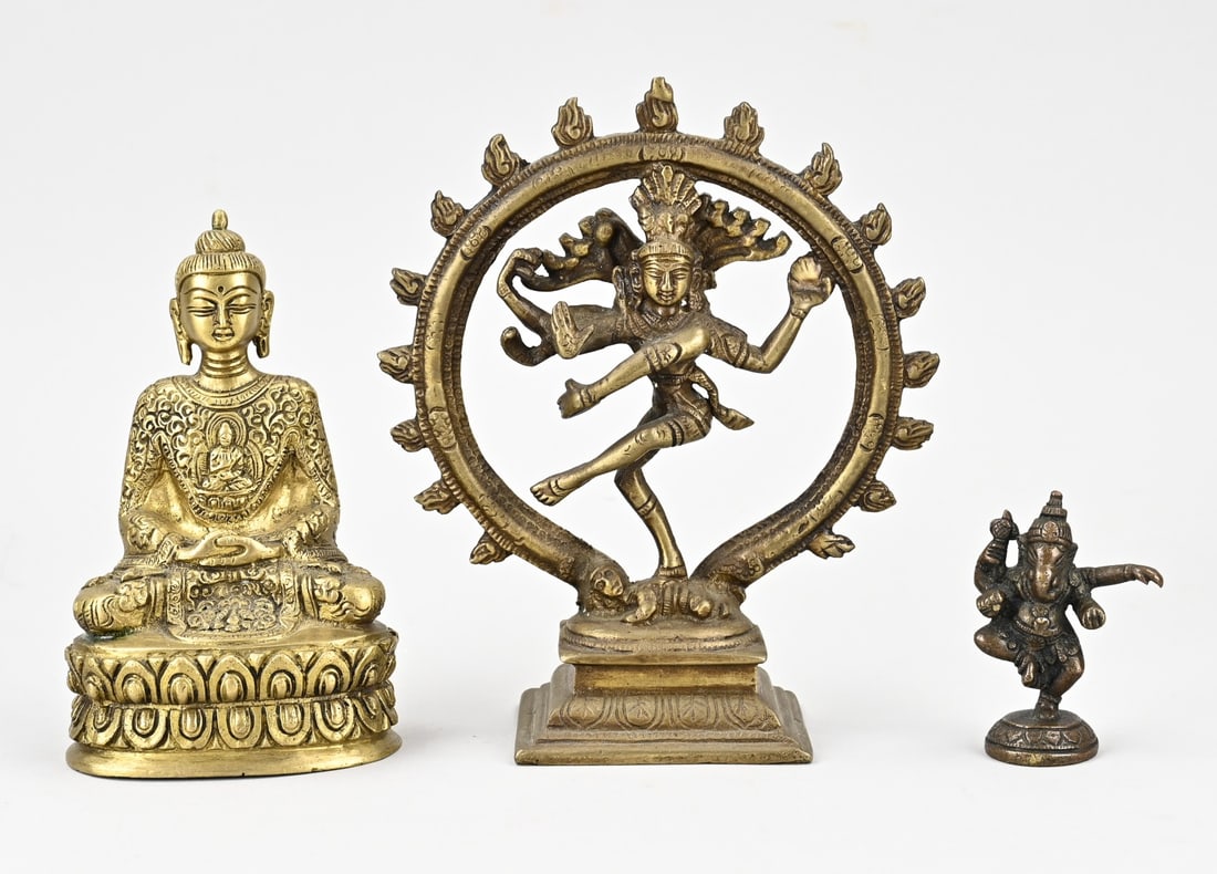 3x Eastern Buddhist figure, H 7.5 - 19 cm.: Three old/antique oriental bronze buddhist figures. Dimensions: H 7,5 - 19 cm. In good condition.