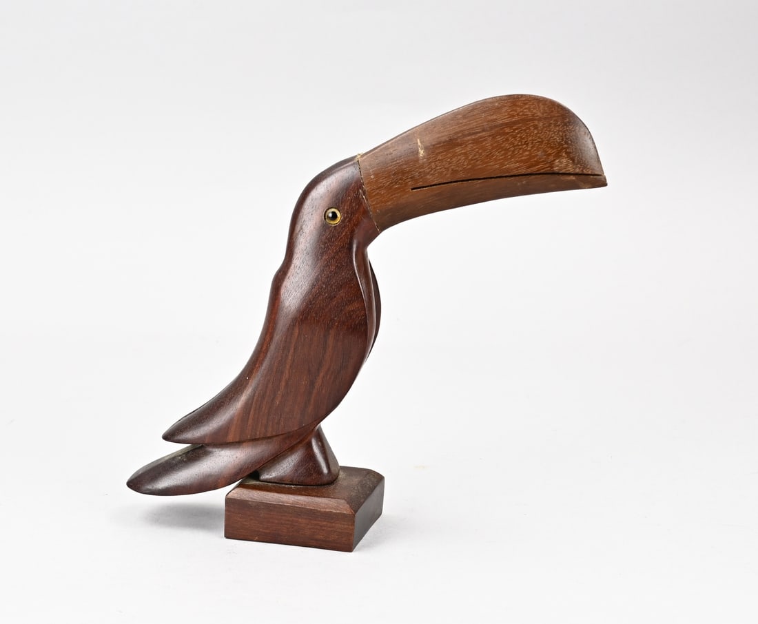 Art Deco Toucan, H 22 cm.: Art Deco toucan of mahogany + rosewood. With glass eyes. Circa 1930. Dimensions: H 21.5 cm. In good condition.