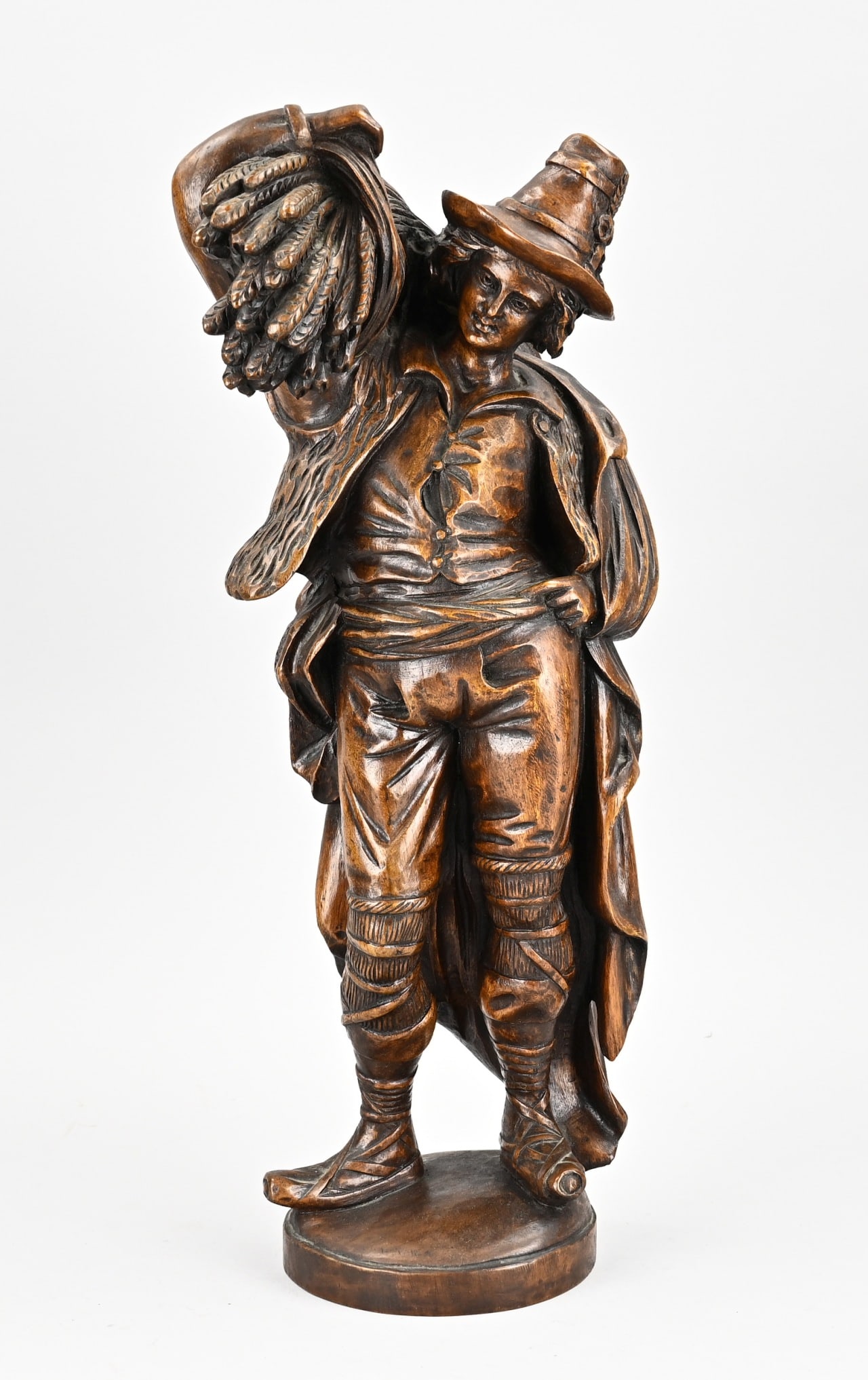 Wooden statue, Farmer with sheaves of corn: 19th century walnut carved figure. Farmer with sheaves of corn. Size: 45 cm. In good condition.