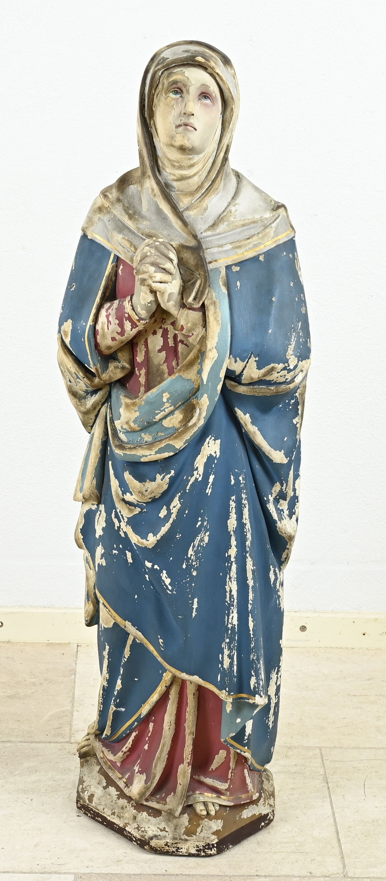 Statue of Mary, H 101 cm.: Large statue of Mary in terracotta with polychromy. 19th century. Dimensions: H 101 cm. In good condition.