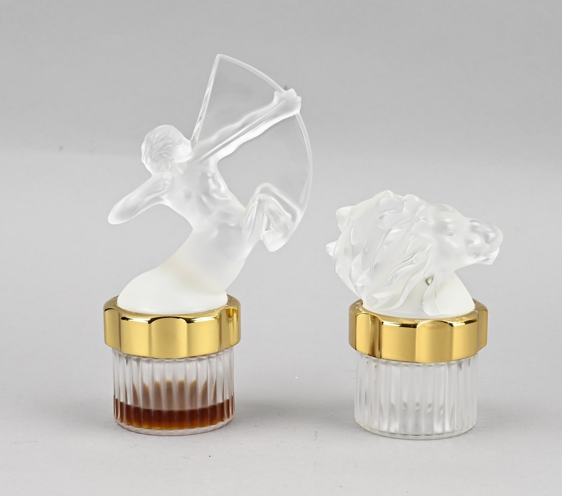 2x Lalique perfume bottle: Two old French Lalique glass perfume bottles. Lion + archer. Second half 20th century. Size: 13 - 21 cm. In good condition.
