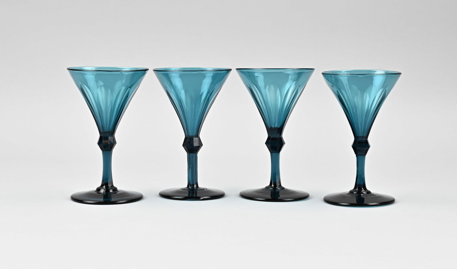 4x English umbrella glass: Four antique English umbrella glasses. Colour: blue/green. Circa 1820. Dimensions: H 12.3 cm. In good condition.
