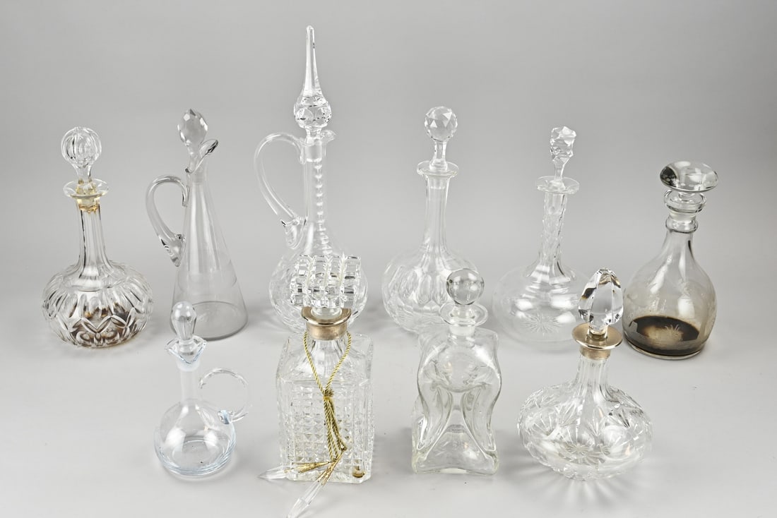 Lot of carafes/glasses (10x): 10x Old/antique crystal glasses/carafes. Some with engraving. Including whiskey carafe with silverware. 19th - 20th century. Size: 21 - 43 cm. In good condition.