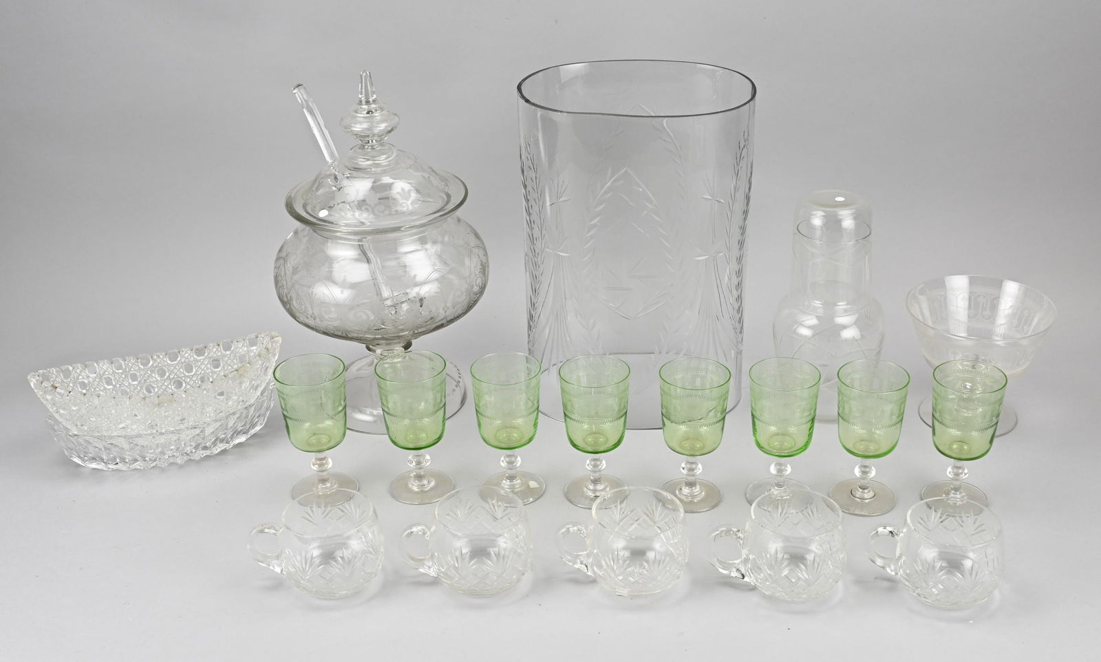 Lot of various glassware: Large lot with various glassware/crystal. Including; 6x Anna Groen glass. 19th century bowl pot, lantern, crystal glasses + bowls. Size: 11 - 30 cm. In good condition.