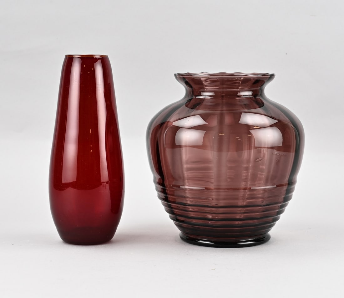 2x Antique glassware: Two antique vases. 1x Ruby red vase, circa 1920, Copier Leerdam? 1x Red vase, circa 1930. Dimensions: H 22 - 24.5 cm. In good condition.