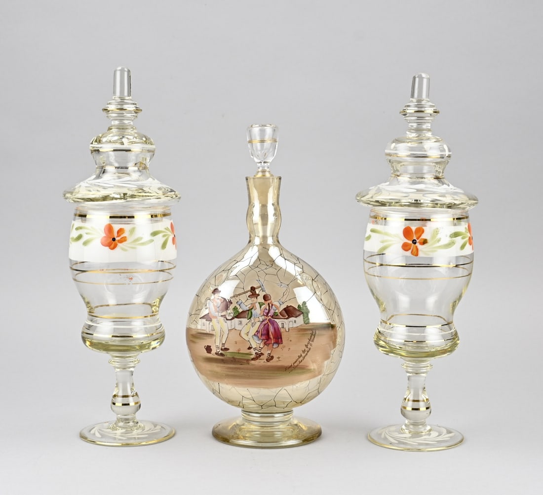 3x Antique glassware, 1900: Three pieces of antique glassware. Carafe + two lidded coupes. Hand-painted. Circa 1900. Size: 29 - 35 cm. In good condition.