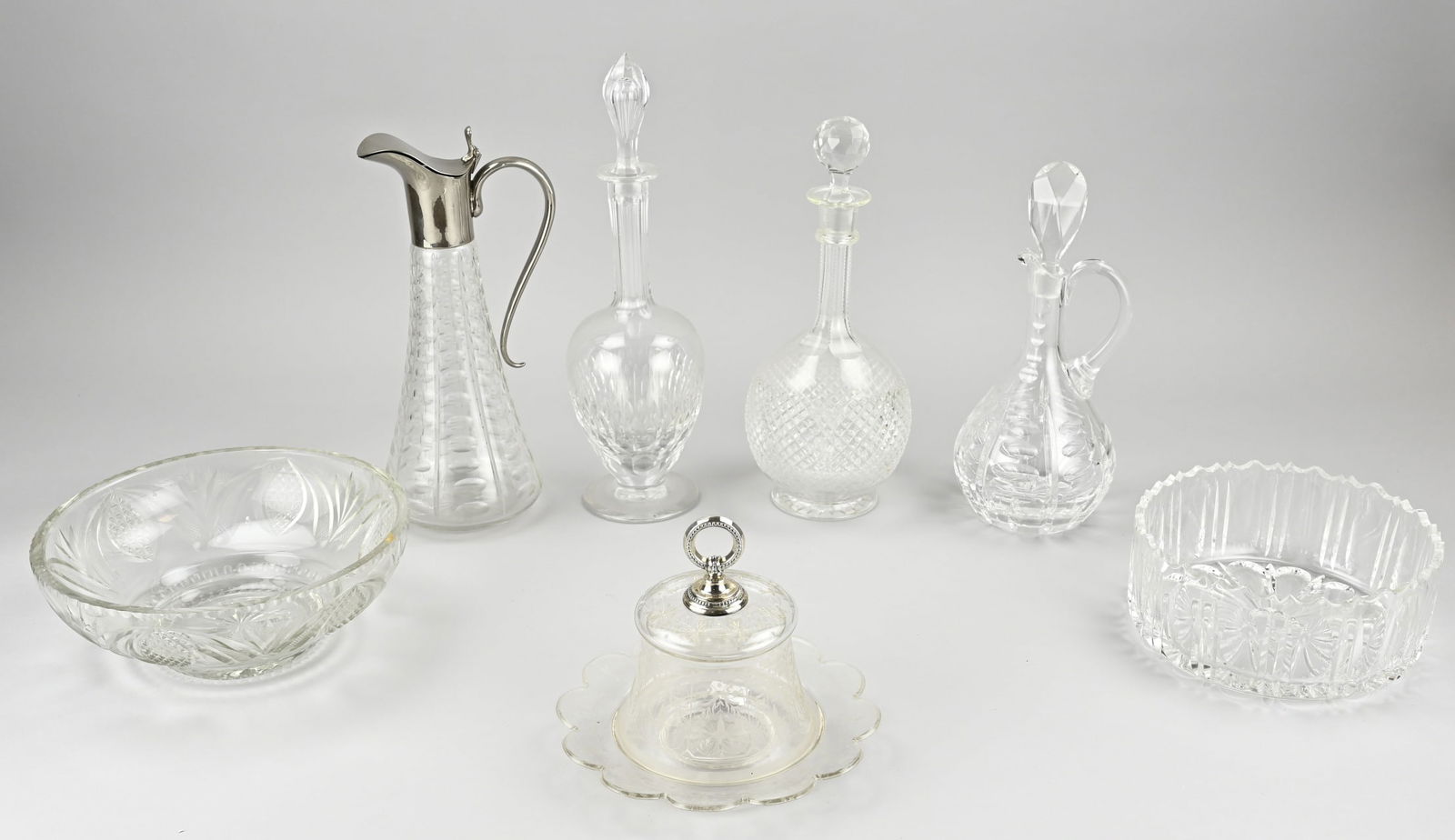 Lot of glassware (7x): Lot of antique glassware. Including; dome, crystal jug, 3x crystal carafe, 2x crystal bowl. Size: 20 - 35 cm. In good condition.