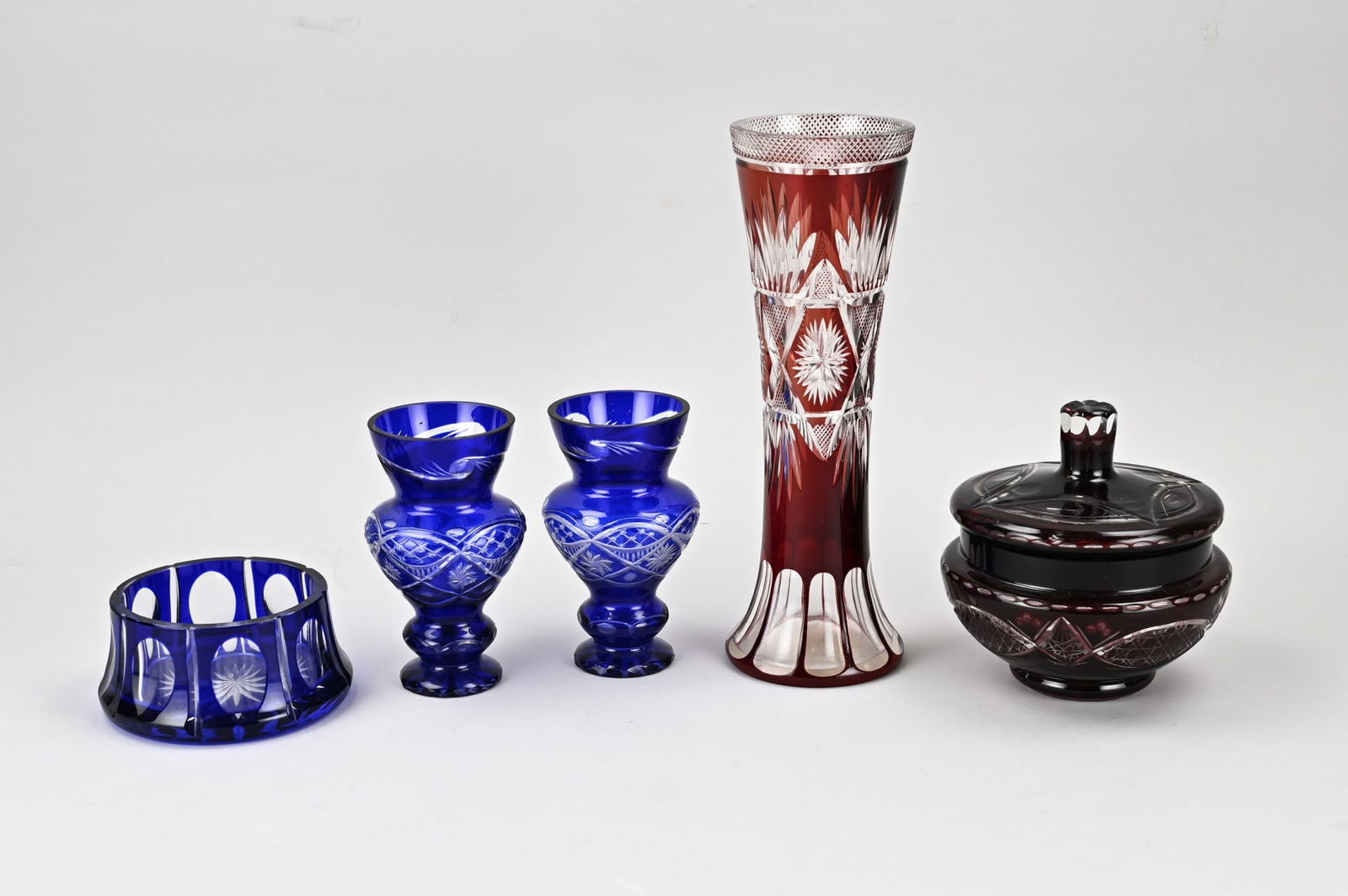 Lot Bohemian crystal (5x): Five pieces of old/antique Bohemian crystal. Consisting of; three vases, one lidded jar, and a bowl. Size: 10 - 28 cm. In good condition.