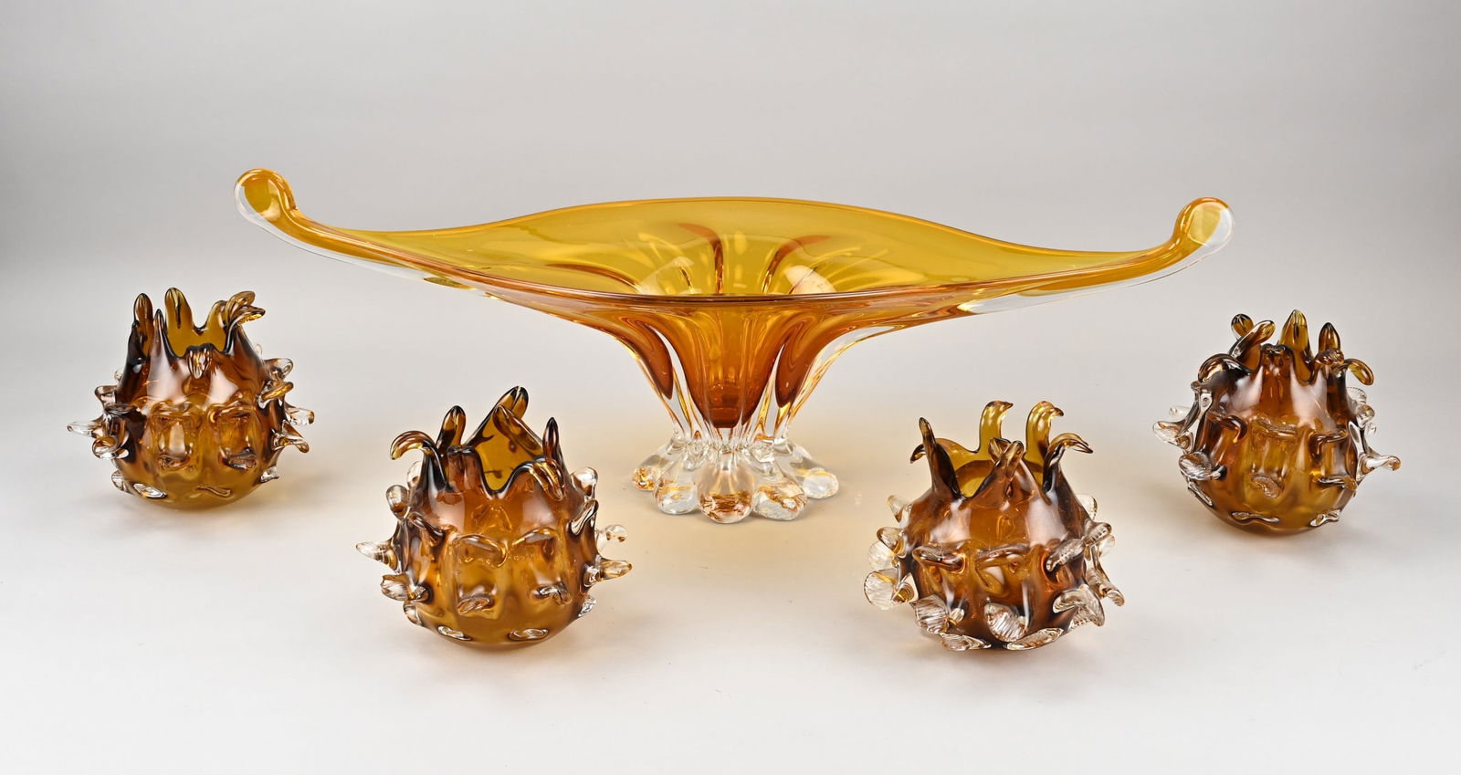 Lot of Murano glass (5x): Five parts Murano glass. 20th century. Consisting of; bowl and four lanterns. Dimensions: 15 - 66 cm. In good condition.
