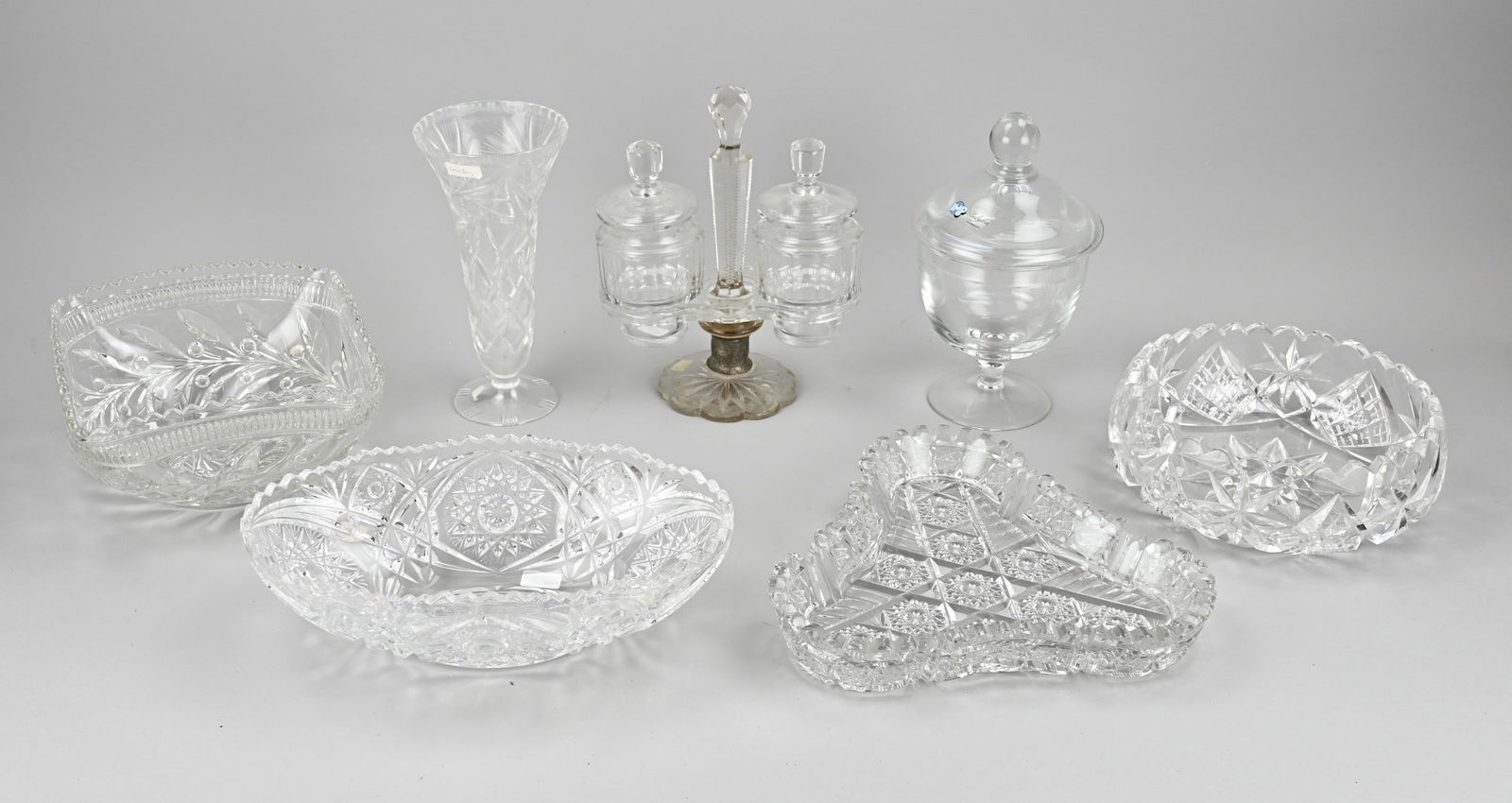 Lot of crystal/glass: Lot with various glass + crystal. Including; menage, bowls, vase, lidded jar etc. 20th century. Size: 15 - 30 cm. In good condition.
