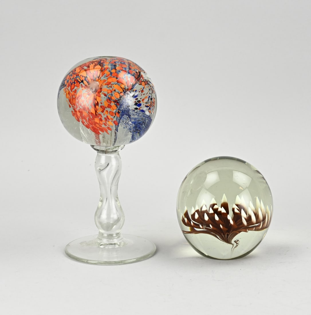 2x Paperweight: 2x Glass paperweight. 20th century. Size: 10 - 20 cm. In good condition.