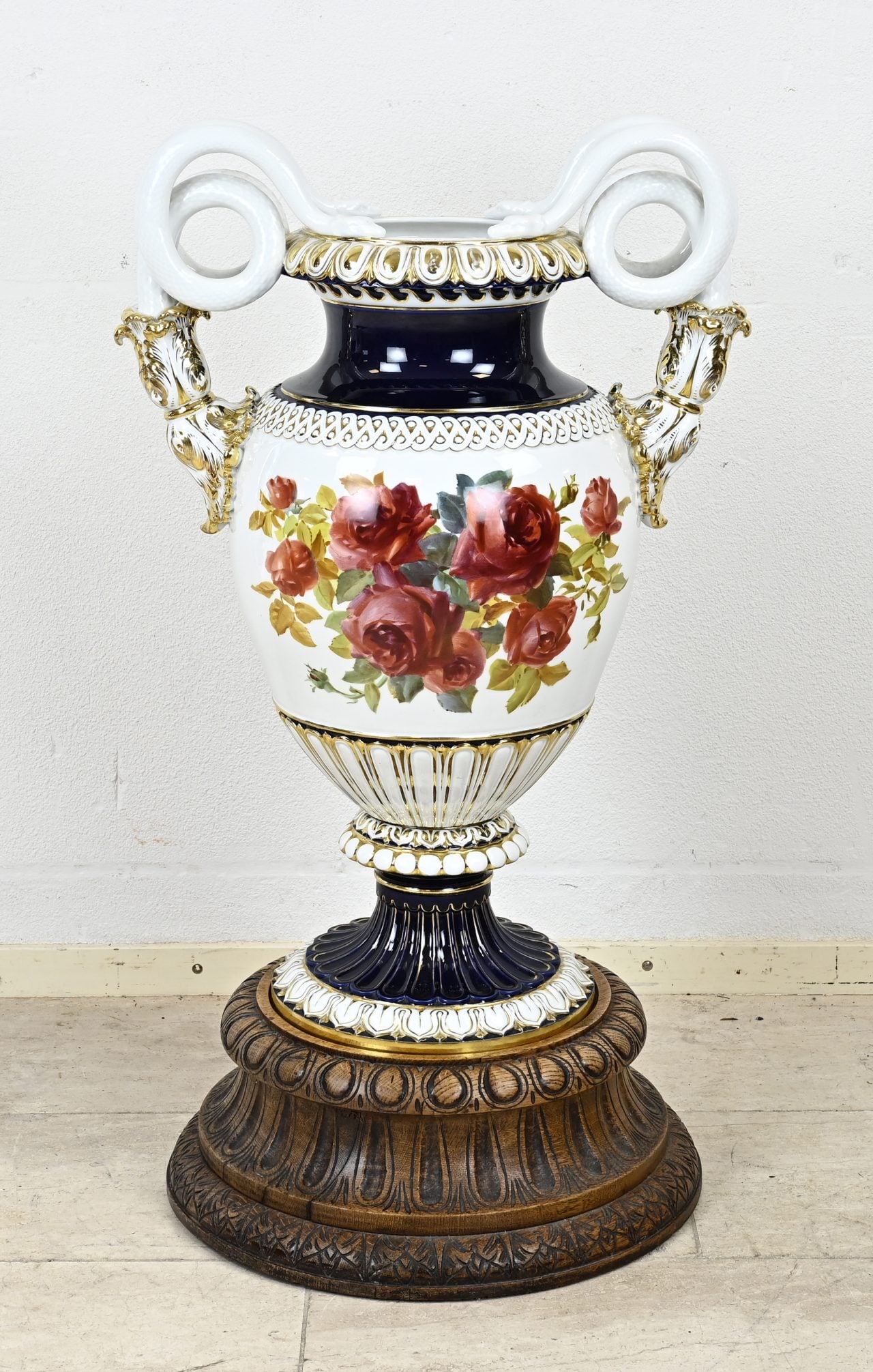 Rare Meissen vase on a pedestal: Rare, large Meissen ornamental vase. Double snake vase. After a design by Ernst August Leuteritz, 1860 - 1863. The vase is decorated with flowers on both sides. The edges are decorated with cobalt