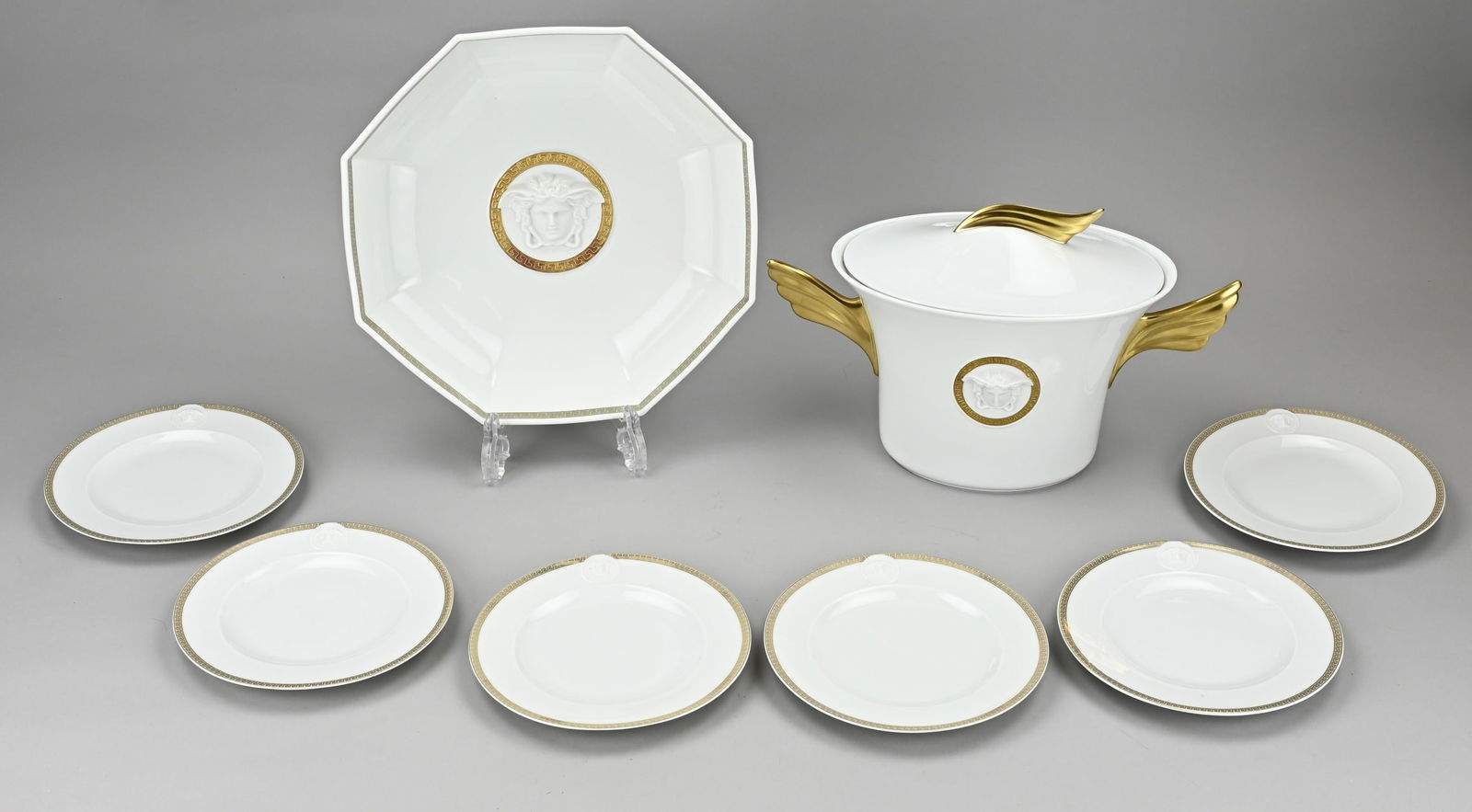 8x Rosenthal Versace porcelain: Eight pieces of exclusive Rosenthal Versace porcelain. Decor: Medaille Meands d'or. 24 carat gold decor. Dimensions: 18.5 x 28.7 cm. In good condition.