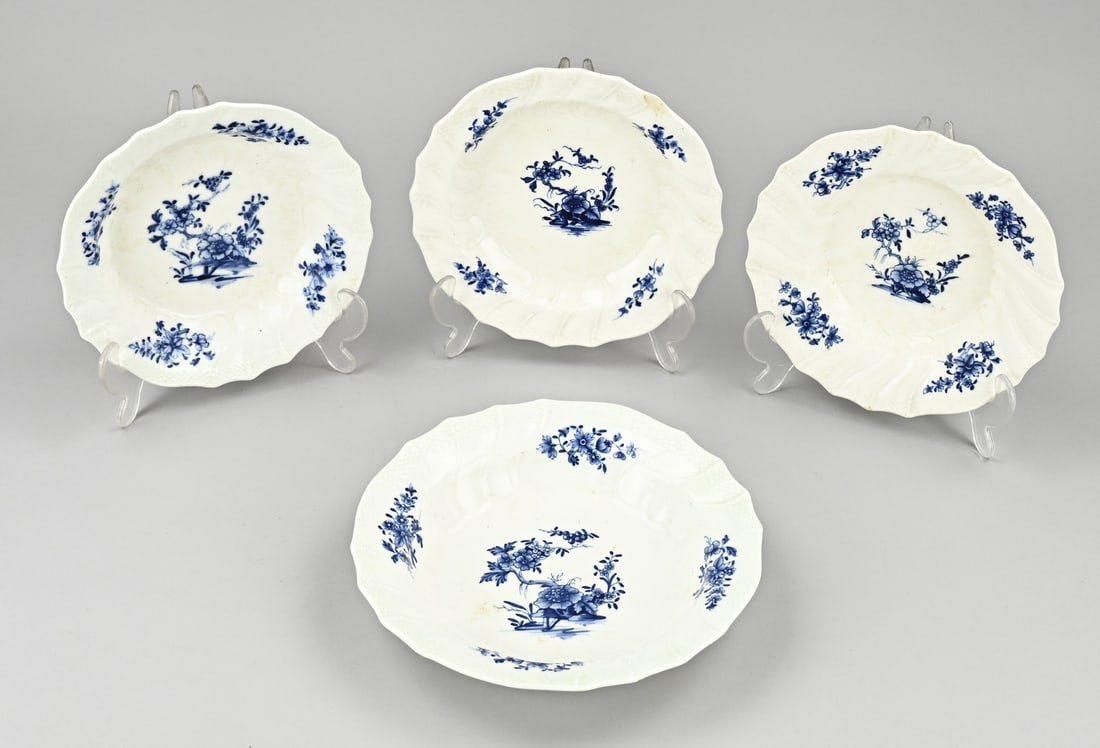 Four plates (18th century) Ø 18 - 21 cm.: Four 18th century porcelain plates. Tournay FJ Deterinck. 1763 - 1800. With blue floral decoration. Dimensions: Ø 18 -21 cm. In good condition.