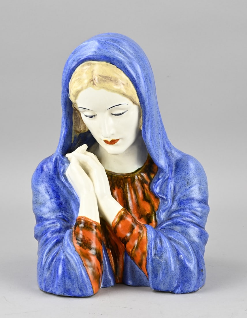 Goldscheider bust: Antique Goldscheider Austria ladies bust. Ceramic, polychrome. Circa 1910 - 1920. Size: 30 cm. In good condition.