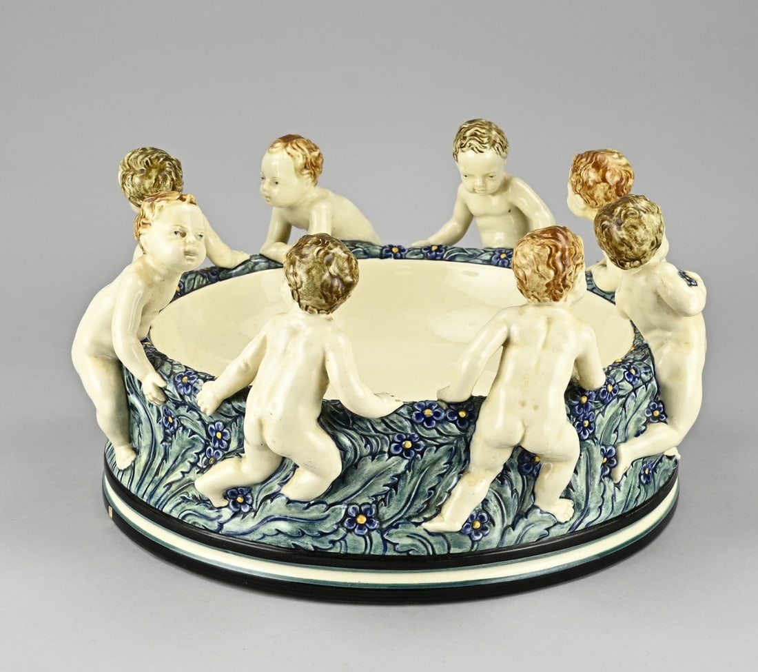 Karlsruhe majolica bowl Ø 34 cm.: Antique Karlsruhe majolica (fruit) bowl with eight figures. Germany. Marked. Three chips bottom edge. Dimensions: H 18 x Ø 34 cm. In good condition.