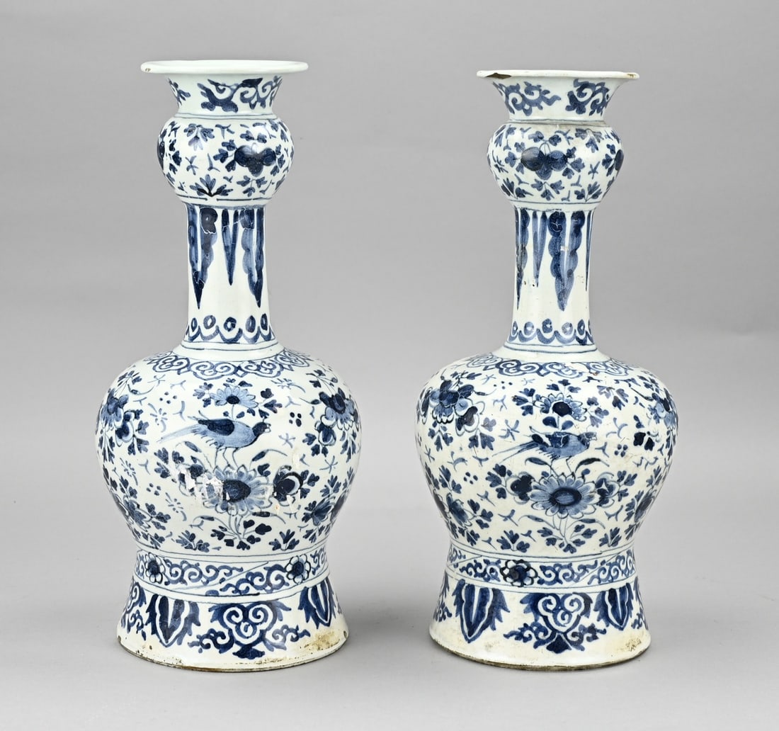 Pair of Delft knob vases, H 33 cm.: Two 18th century Delft faience knob vases with chinoiserie decoration/birds/floral. With bottom mark. Dimensions: H 33 cm. In good condition.