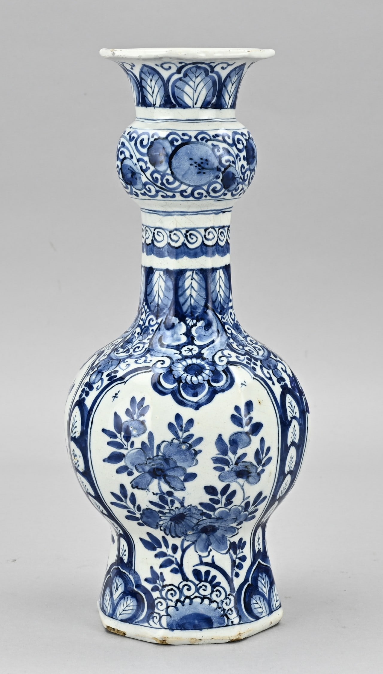 Delft knob vase, H 31.5 cm.: 18th century Delft faience knob vase with chinoiserie/floral decoration. Octagonal. Dimensions: H 31.5 cm. In good condition.