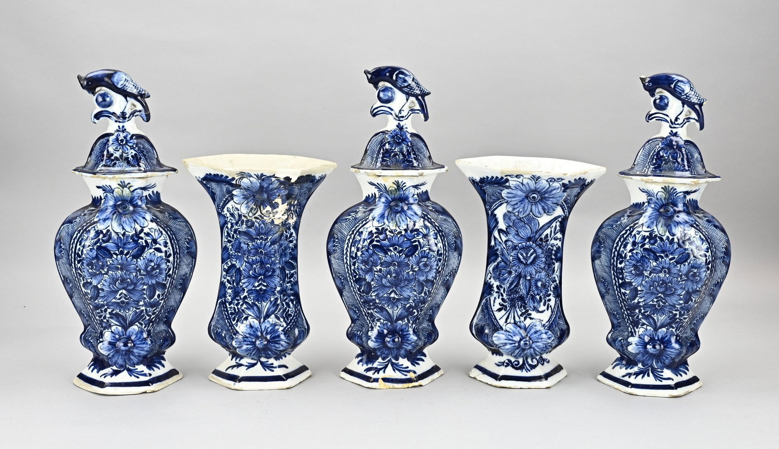 5-piece Delft cabinet set, H 25 - 36 cm.: 5-piece 18th century Delft faience cabinet set 'de Klaauw', with floral decoration. Base mark. Restorations. Dimensions: H 25 - 36 cm. In reasonable/good condition.