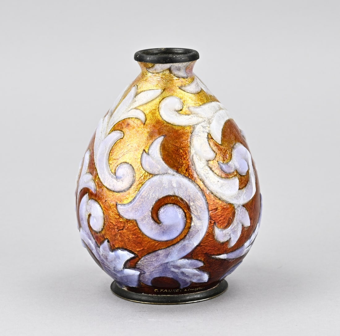 Limoges Art Deco vase: Rare enamelled antique Limoges vase with floral decoration. Circa 1920. Art Deco. Dimensions: H 13 cm. In good condition.