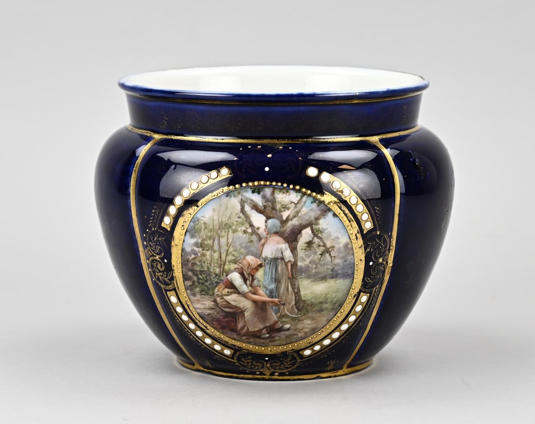 Sevres flower pot, 1880: Antique French Sevres porcelain flower pot with figures in landscape + gold decoration. Circa 1880. Marked. Dimensions: H 13 x Ø 16 cm. In good condition.