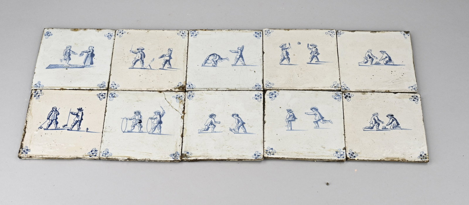 Lot of tiles (10x): Lot with ten tiles. Children's games. Circa 1800. Blue in colour. Nine tiles intact, one tile corner glued. Dimensions: 13 x 13 cm. In good condition.