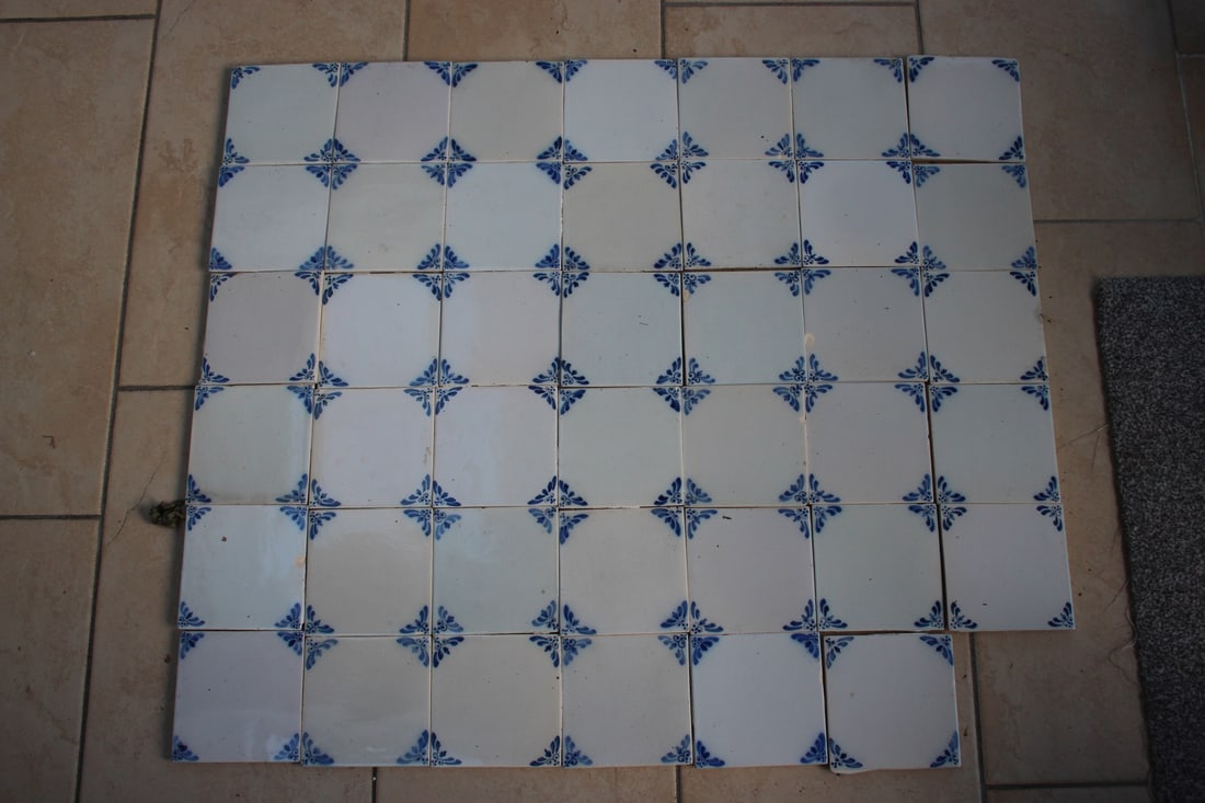Lot of Harlinger tiles (41x): Lot with 41 pieces Harlinger tiles, white with blue corners. First half 20th century. Dimensions: 13 x 13 cm. In good condition.