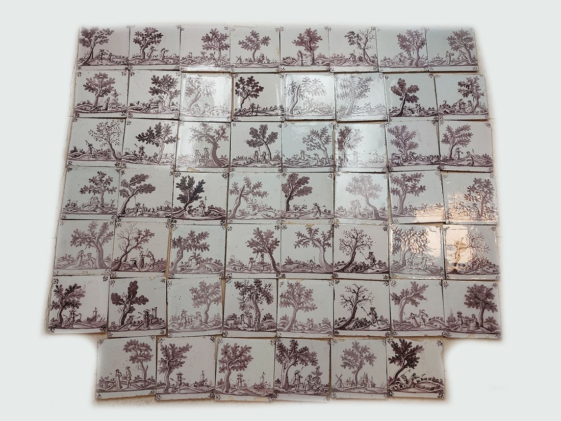 Lot of tiles (54 pcs.): Lot with 54 pieces manganese-colored tiles. 18th - 19th Century. Figures in park with fountain. Dimensions: 13 x 13 cm. In good condition.
