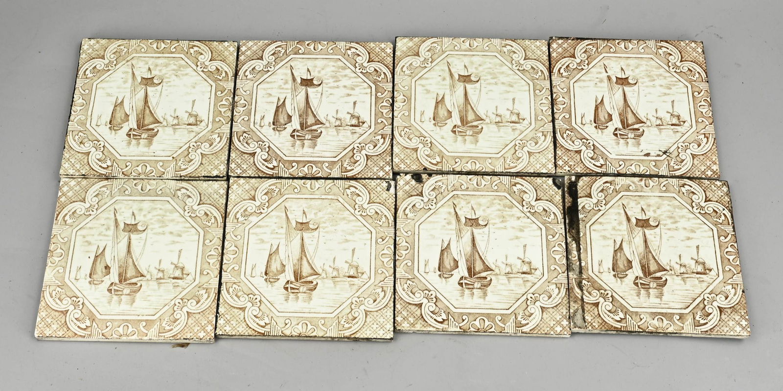 Lot of manganese tiles (85 x): 85 Pieces manganese colored tiles with image of boats on water. Circa 1920. Size: 15 x 15 cm. In good condition.