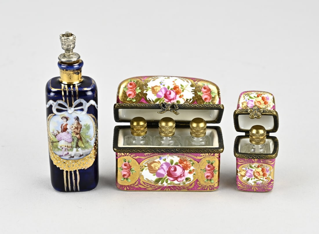 Lot of porcelain (3x): Three pieces of porcelain. 1x Perfume bottle. 1x Lidded box with glass bottle. 1x Lidded box with three glass bottles. Size: 4.5 - 9.5 cm. In good condition.