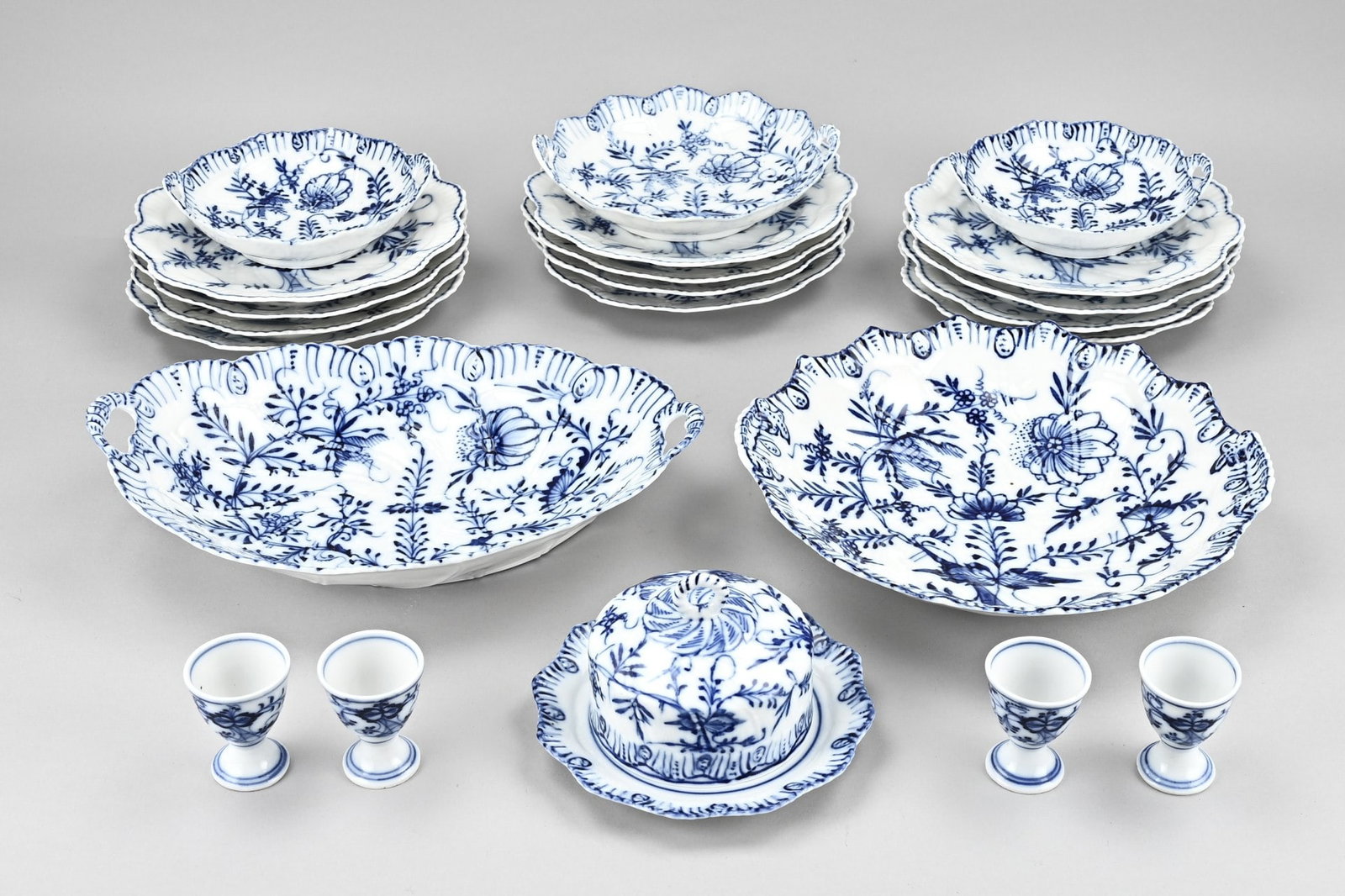 Tableware (Zwiebelmuster): Antique 21-piece Zwiebelmuster porcelain tableware. Circa 1900. Size: 7 - 32 cm. In good condition.
