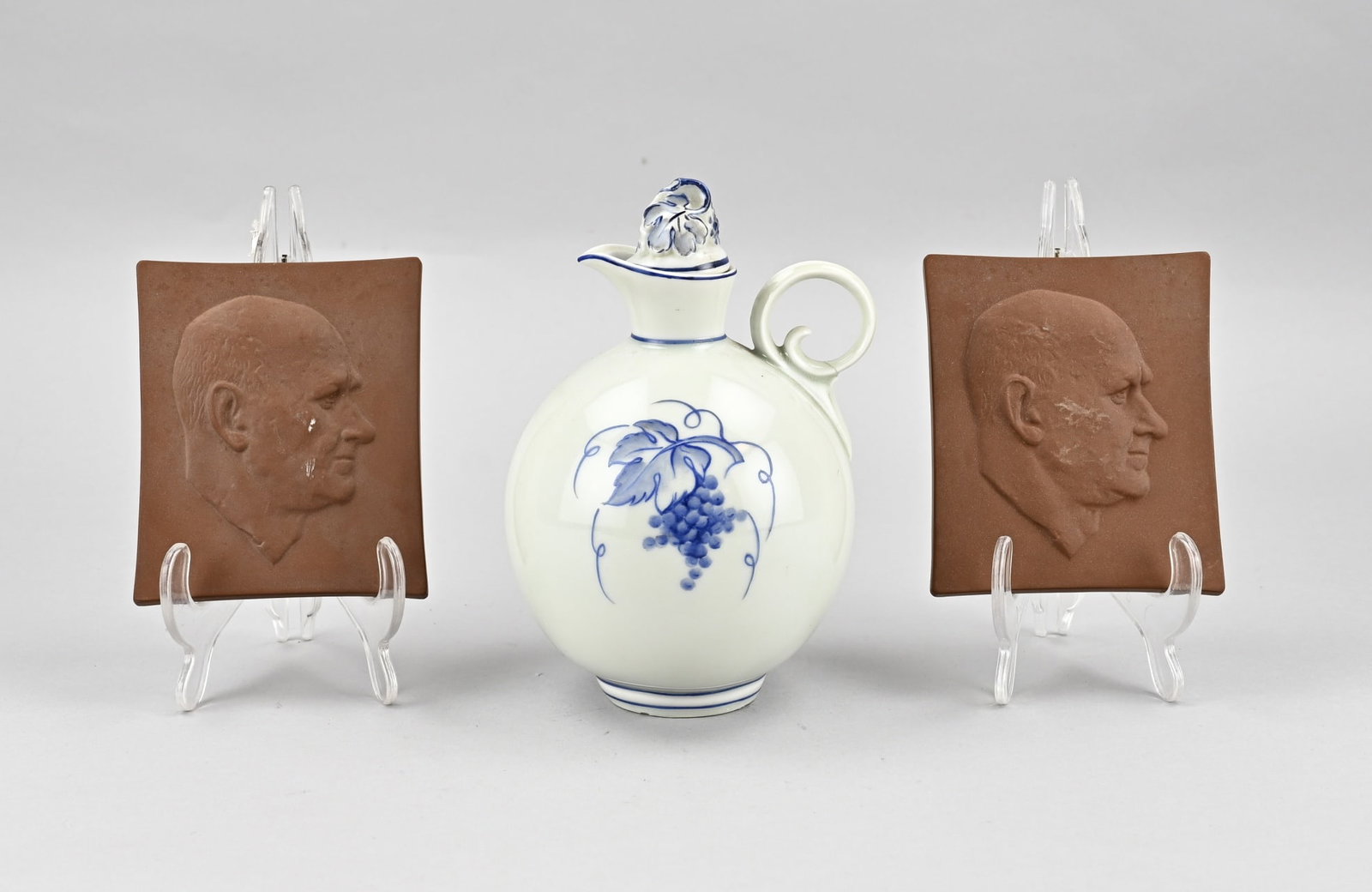 Lot of porcelain (3x): Three parts old porcelain. Consisting of: 2x German Meissen plaques with portraits. 1x Jug with tendrils. Size: 13 - 21 cm. In good condition.