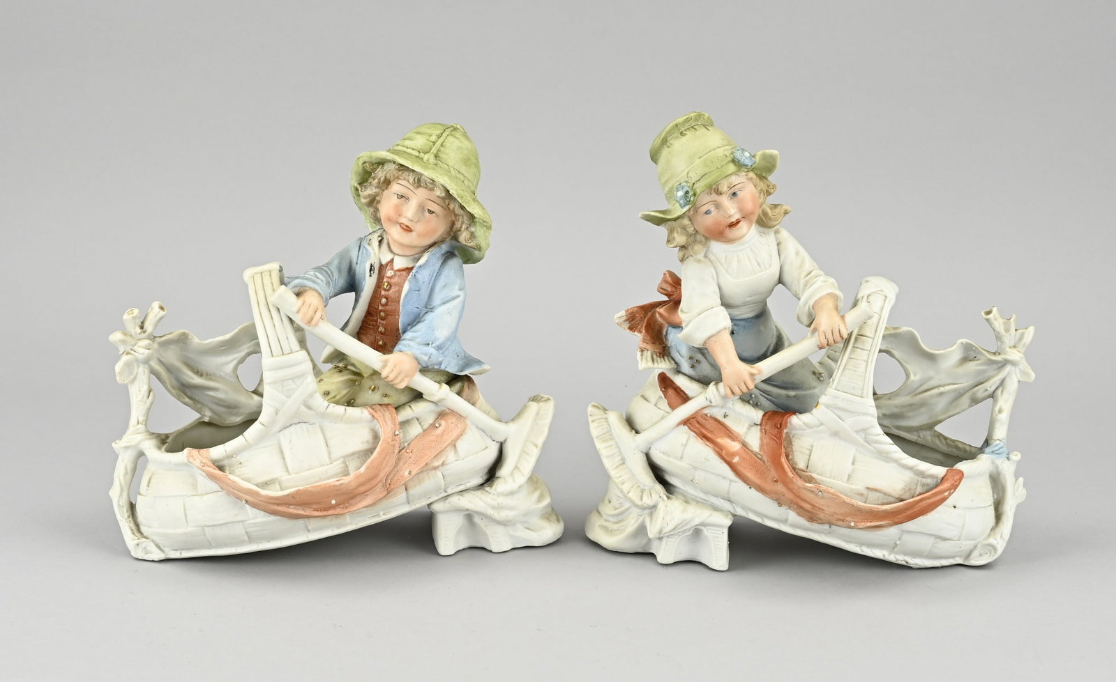 2x Porcelain table piece, 1900: Two porcelain table pieces. Germany. Circa 1900. No. 11089. Probably Heubach. One small chip at hat. Dimensions: 20 x 20 x 10 cm. In good condition.