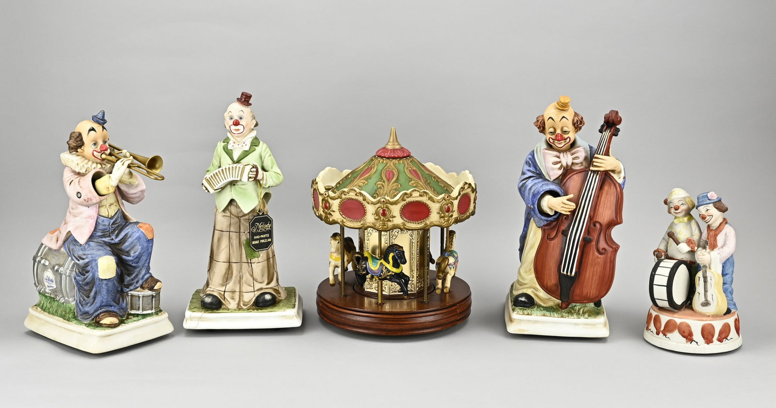 Various music boxes (5x): Five various porcelain music boxes. Among others; 2x Naples. Second half 20th century. 1x Clown glued. Functions not tested. Size: 21 - 33 cm. In reasonable/good condition.