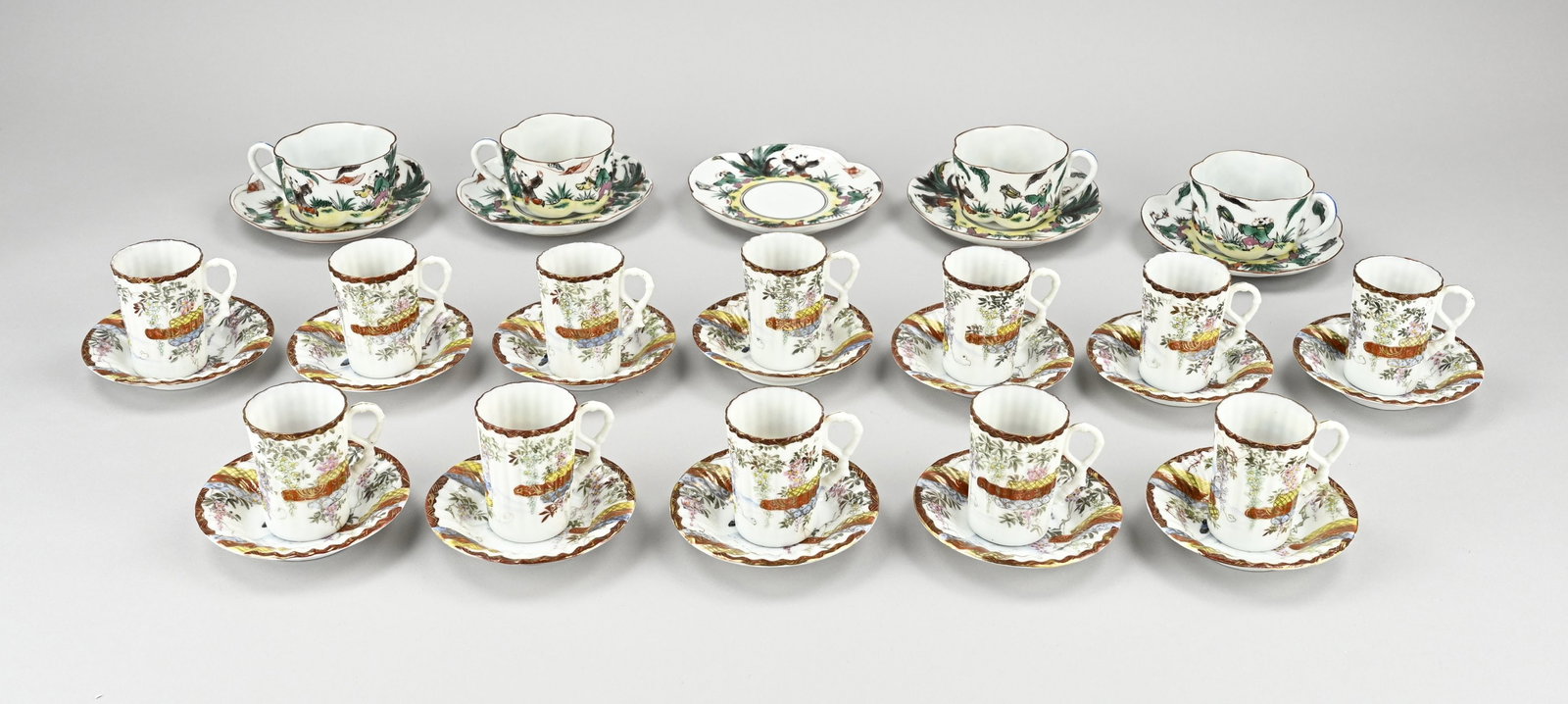 Japanese tableware: 16-Piece Japanese porcelain tableware. Handpainted. Cups + saucers. Circa 1900. Size: 7 - 18 cm. In good condition.