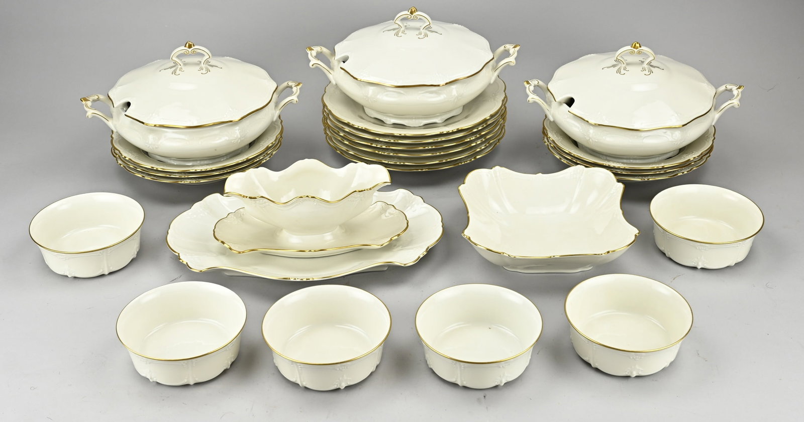 Royal Dragon tableware: German porcelain tableware. Alt Tischenreuth. Royal Dragon. Second half of the 20th century. Consisting of: sauciere, 3x covered terrine, 2x dish, 6x soup bowl, 6x large plate, 6x deep plate.