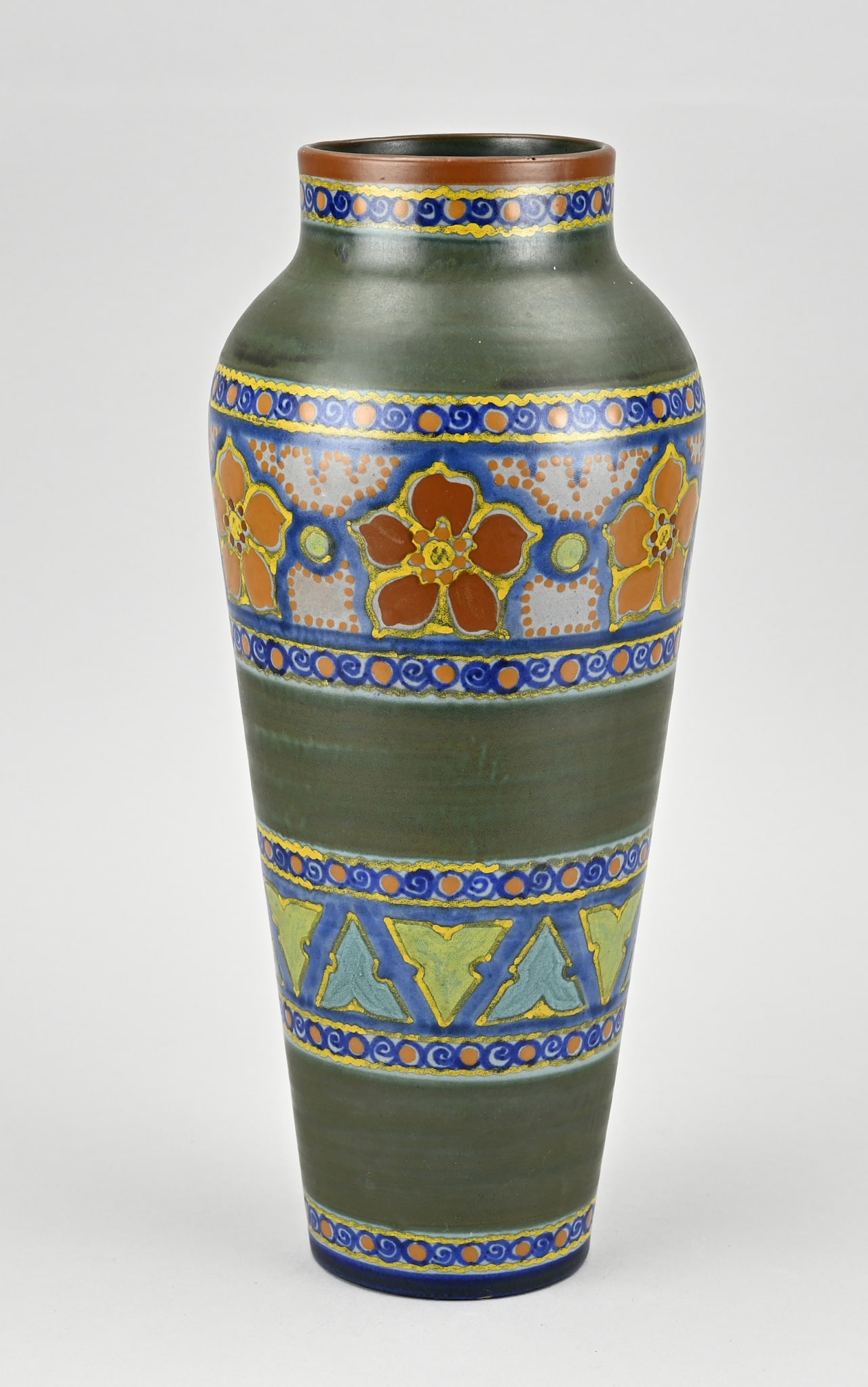 Earthenware vase, 1910: Antique Gouda earthenware vase. Decor Ruba floral. Circa 1910. Dimensions: H 33.5 cm. In good condition.